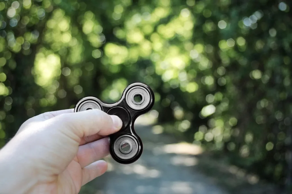 Rivoluziona il gioco del tuo animale con i fidget spinner: il giocattolo che non ti aspettavi
