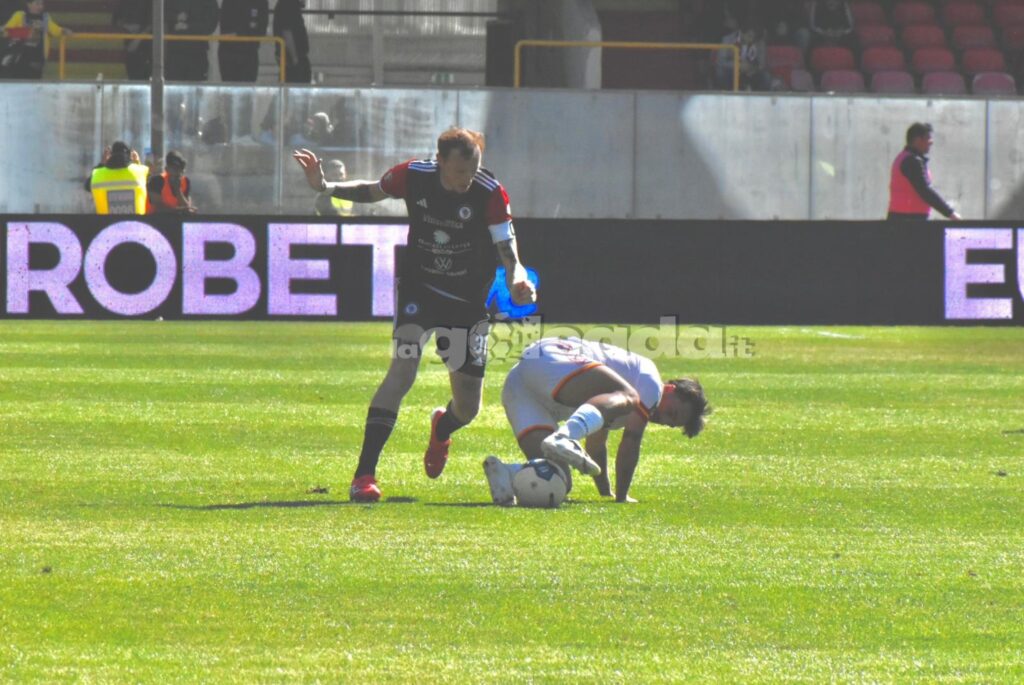 Immagine in evidenza: uno scatto di Foggia-Messina (playout Serie C 2024/25) - crediti: foto di Luigia Spinelli/lagoleada.it (RIPRODUZIONE VIETATA)