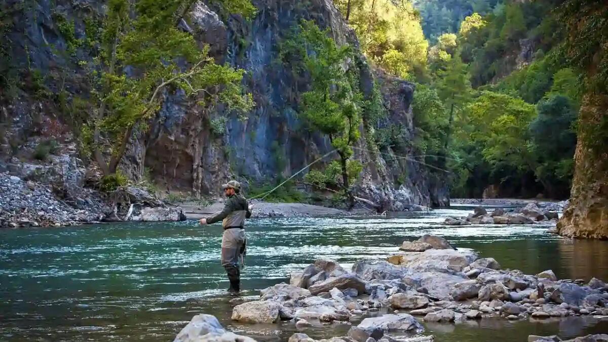 Come i ghillie scozzesi hanno ispirato l'abbigliamento mimetico da pesca - 