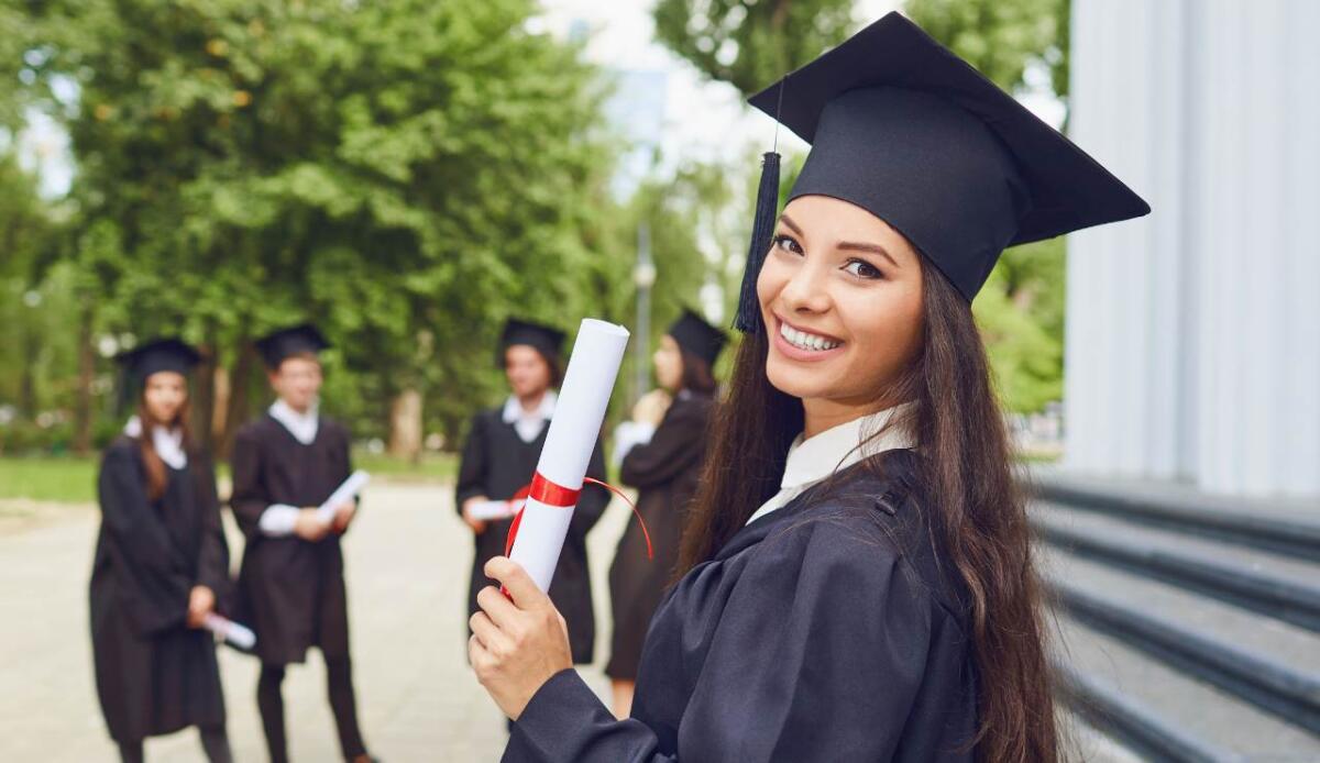 Università in parole: 20 citazioni che raccontano la vita accademica - 20 citazioni sull'università (Canva foto) - www.aforismi-citazioni.it