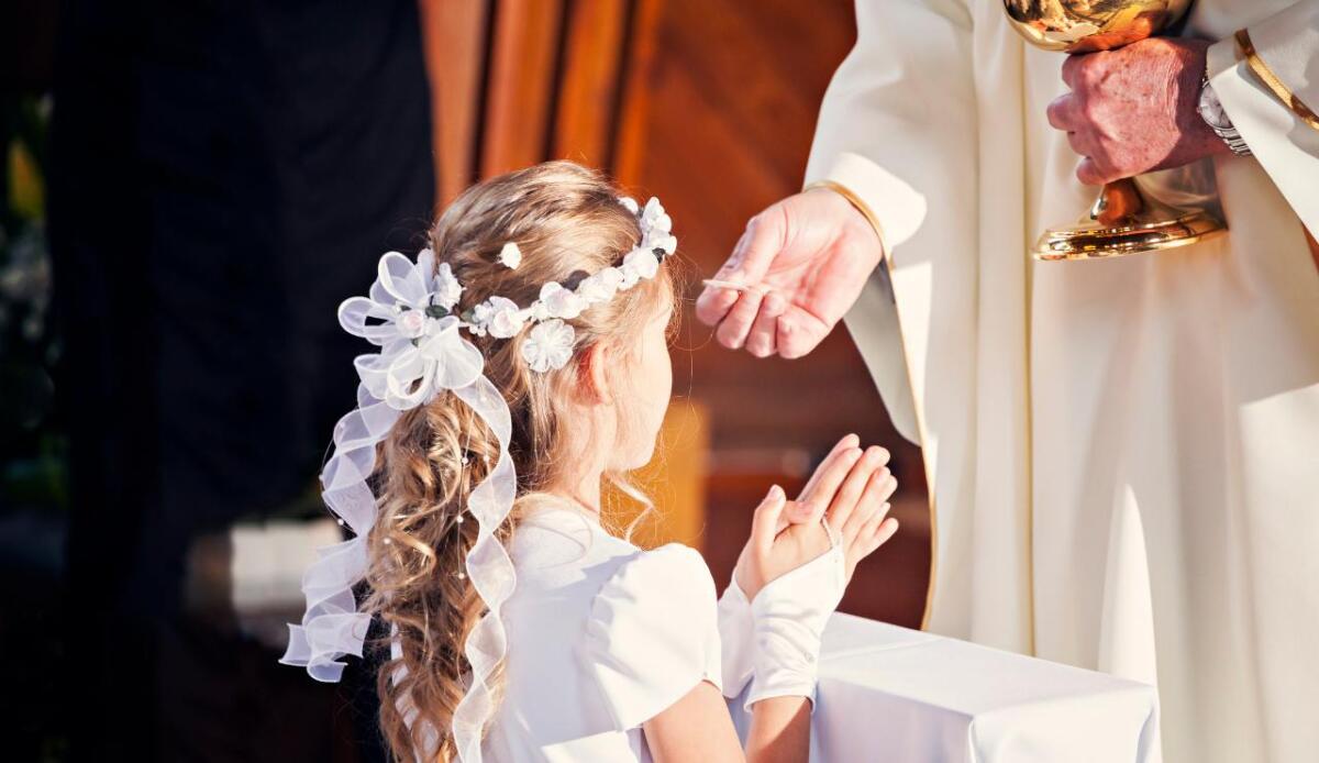 Più di 80 frasi da dedicare a chi celebra la Prima Comunione o la Cresima - 