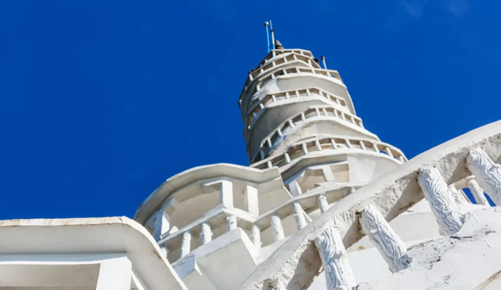 La torre che sfida le regole: alla scoperta di Ambuluwawa, simbolo di unità nello Sri Lanka