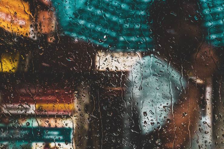 Pioggia e parole: 20 frasi che raccontano l’anima dei temporali