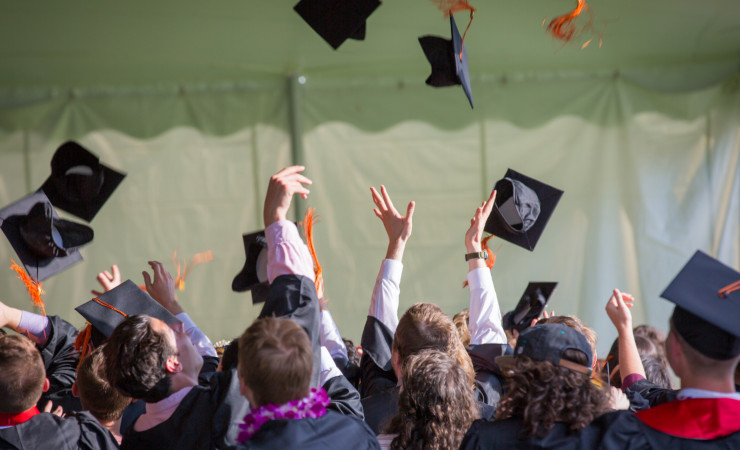 Auguri con un pizzico di follia: le frasi più originali per celebrare la laurea
