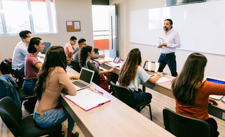 20 citazioni sull'università (Canva foto) - www.aforismi-citazioni.it
