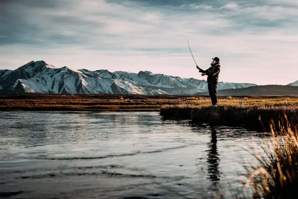 Come i ghillie scozzesi hanno ispirato l'abbigliamento mimetico da pesca