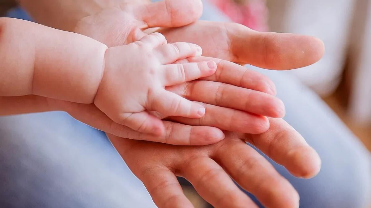 Perché sentirti distante dal tuo neonato è più comune di quanto pensi - 