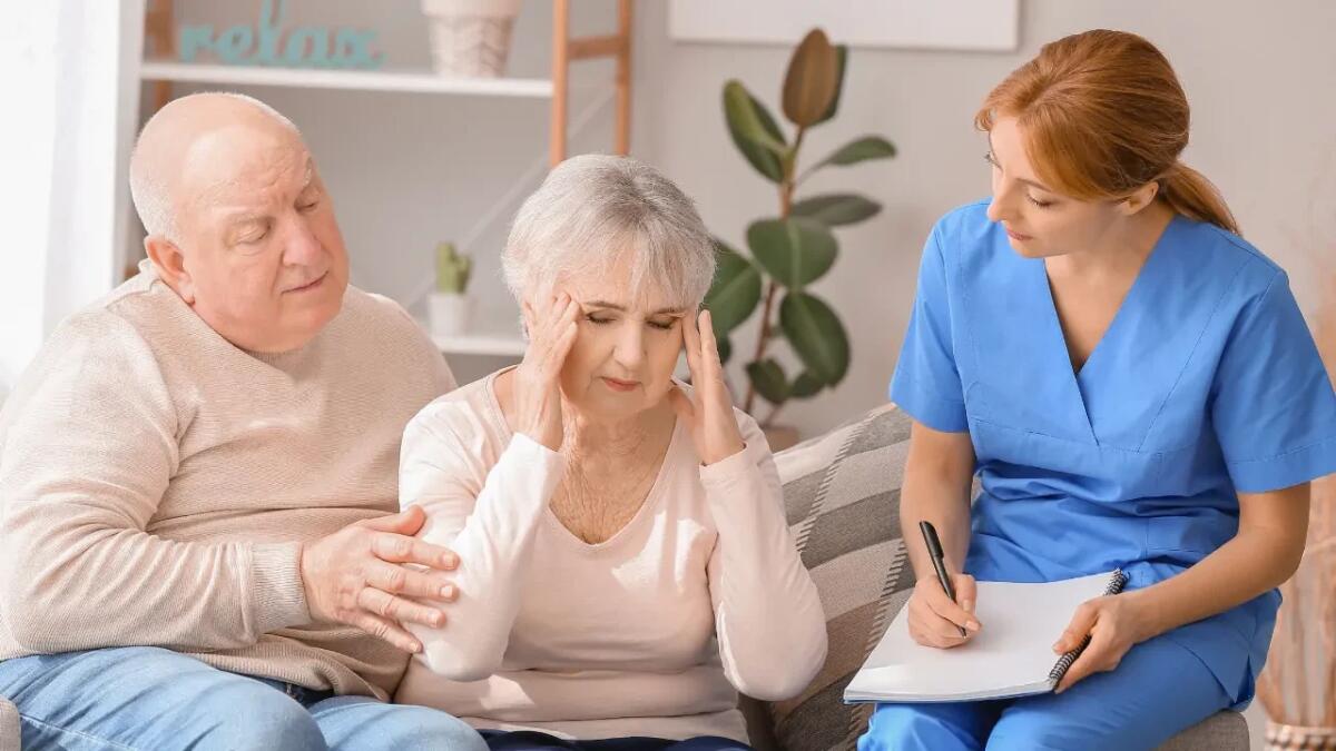 Nebbia mentale dopo i 65 anni: cause, differenze con la demenza e come affrontarla - 