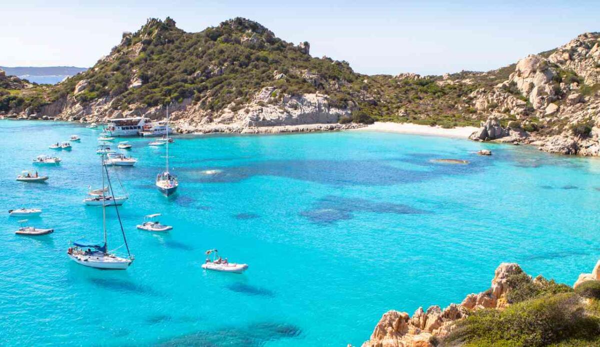 Le spiagge più belle d’Italia: luoghi spettacolari tra falesie, calette e dune dorate - 