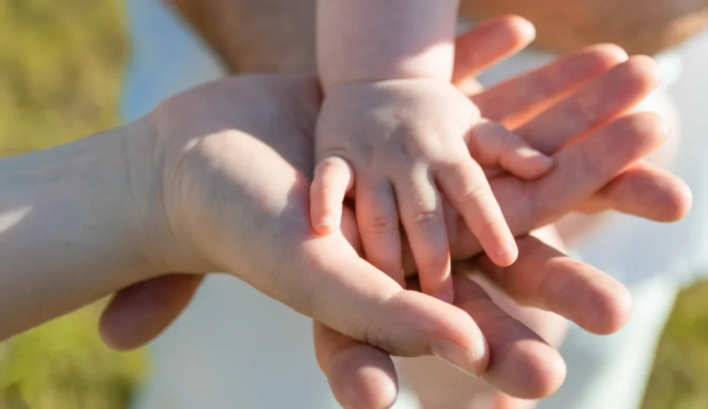 Perché sentirti distante dal tuo neonato è più comune di quanto pensi