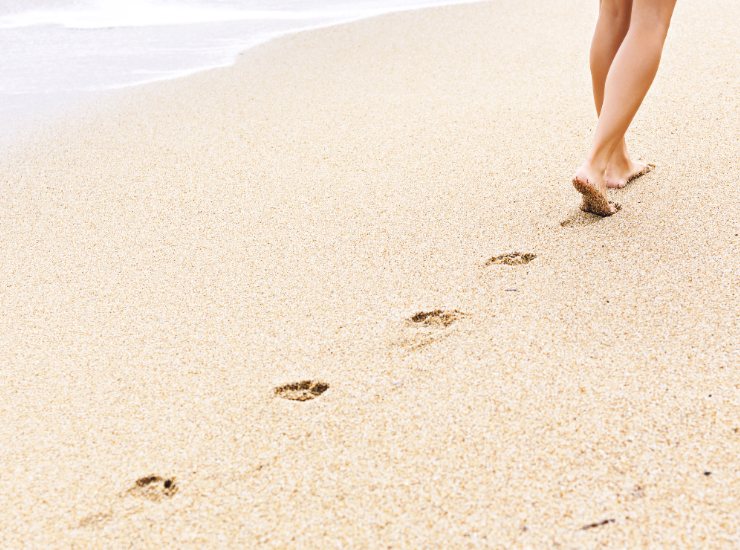 Camminare sulla spiaggia: benefici, rischi e consigli per farlo nel modo giusto
