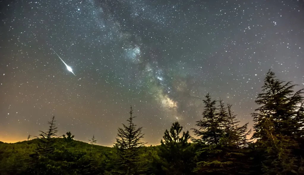 Stelle cadenti d’agosto: guida per ammirare le Perseidi nonostante la luna piena