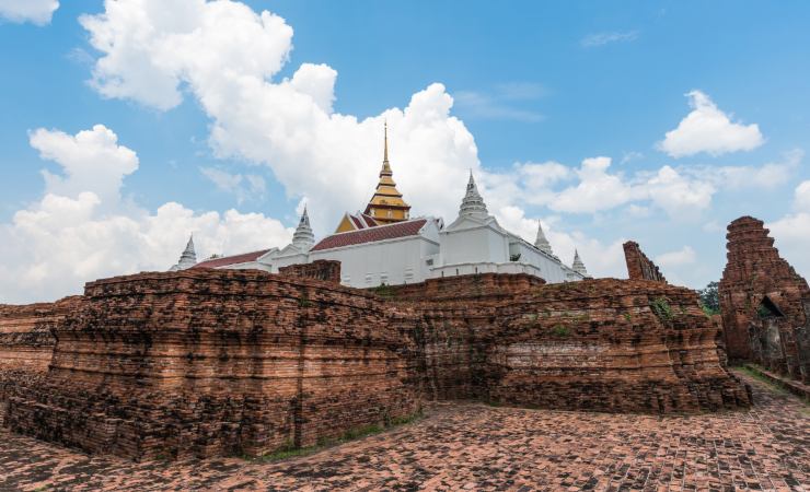 Prasat Nakhon Luang: gioiello architettonico e spirituale nel cuore della Thailandia