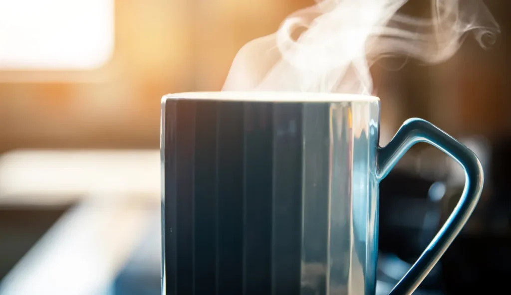 Come una bevanda calda può farti sentire più fresco