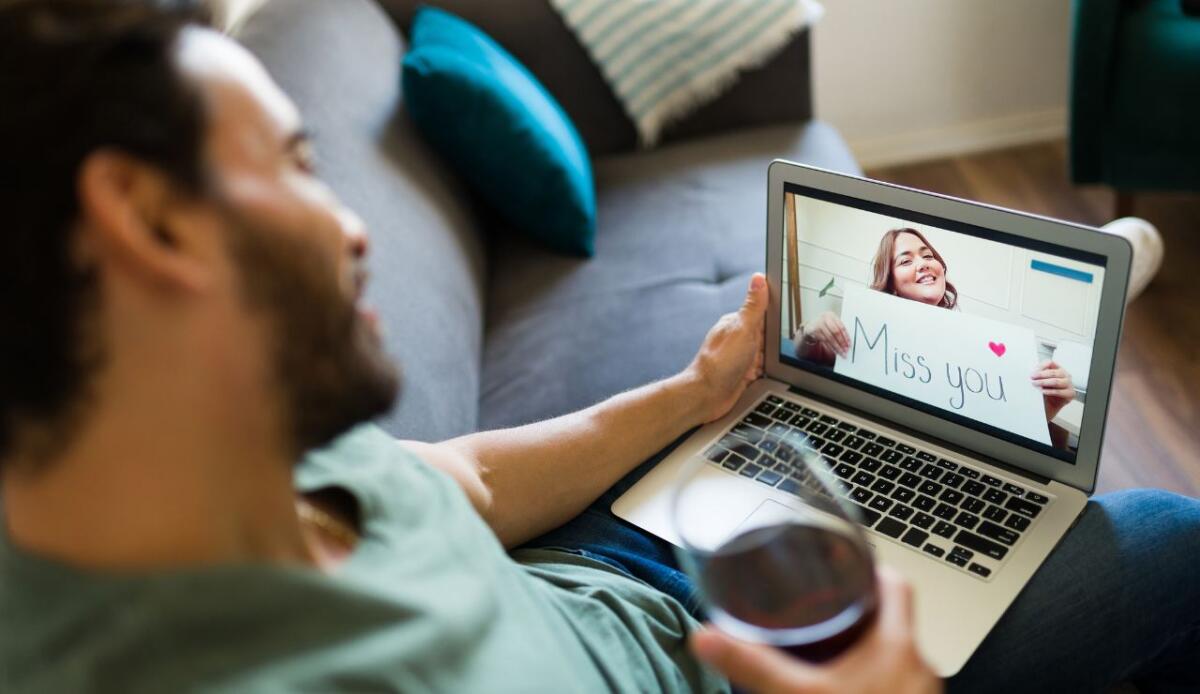 Amore ai tempi della tecnologia: come cambia l’intimità tra schermi e realtà - 