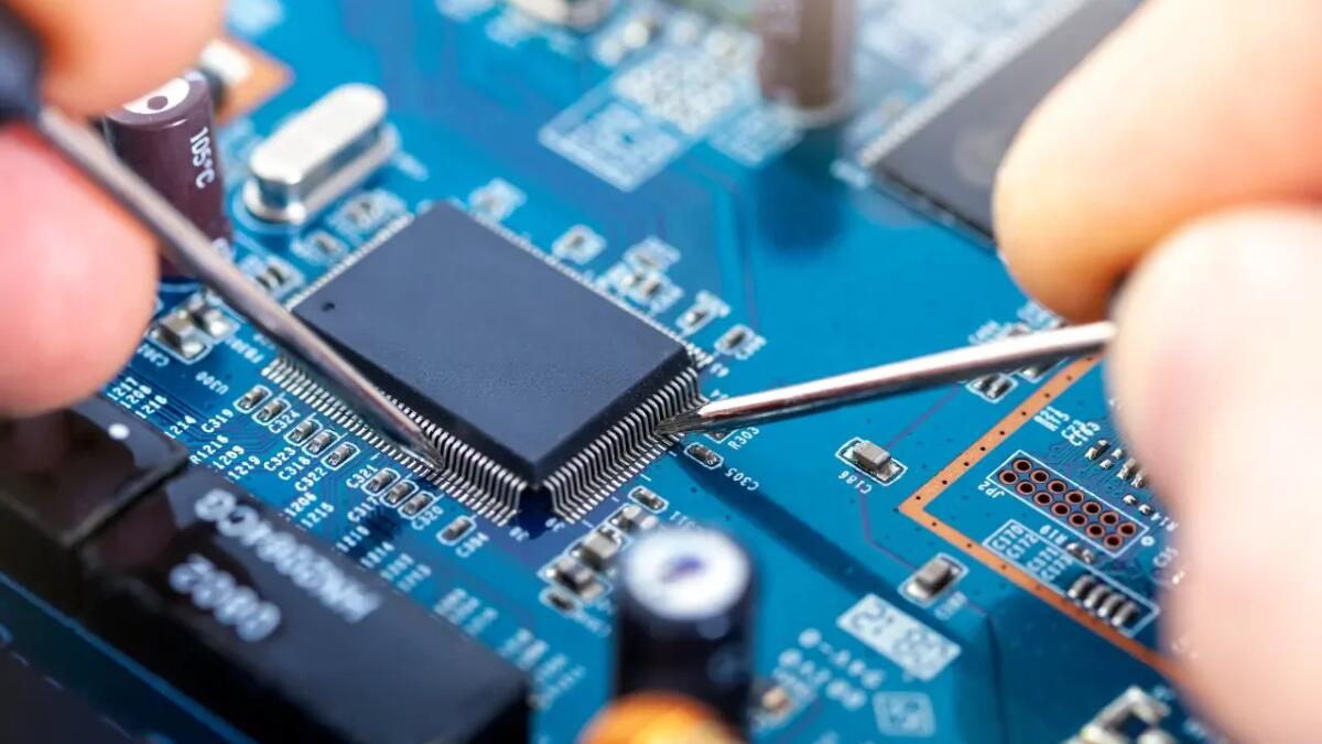 Semiconduttori polimerici, svolta epocale: elettroni “caldi” per dispositivi più veloci e flessibili - 