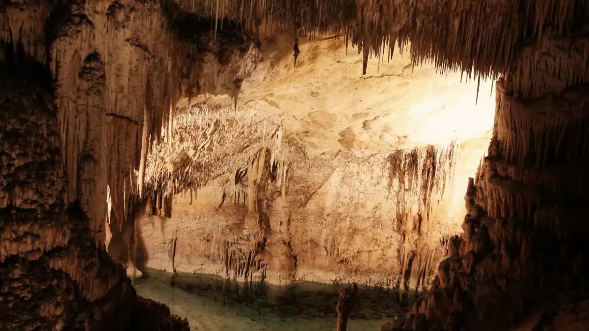 Le impronte degli antichi nelle grotte scintillanti dell'Australia - 