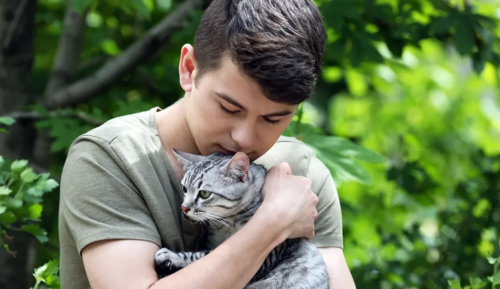Hai notato che il tuo gatto ti segue ovunque? Ecco perché lo fa