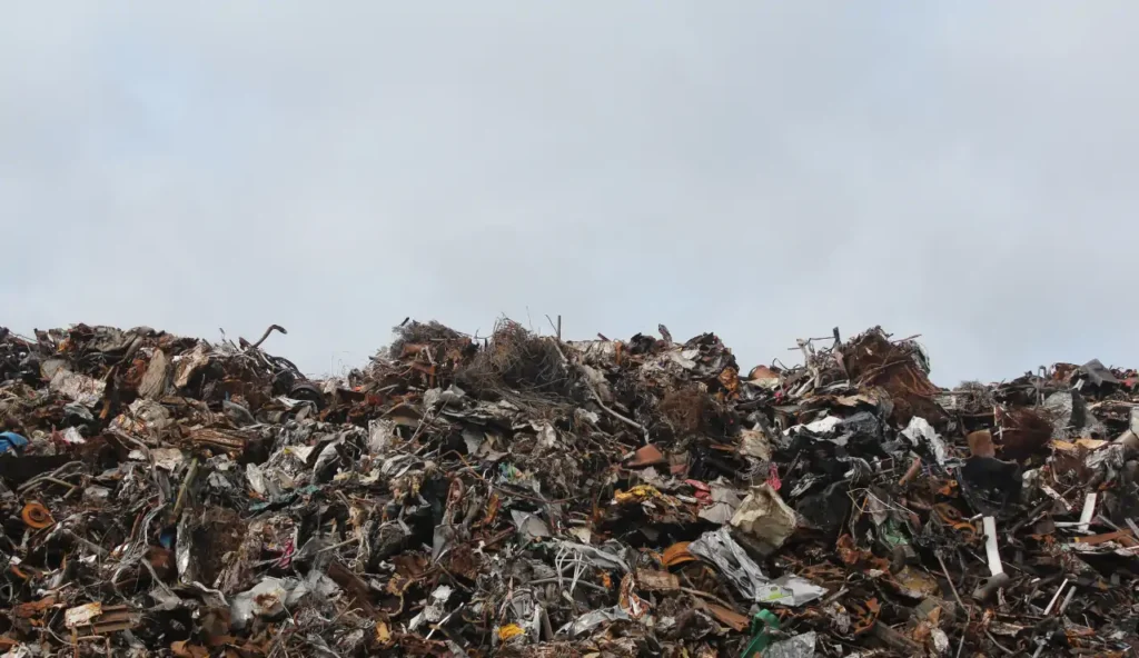 Come la moda usa e getta del mondo ricco sta sommergendo l'Africa di rifiuti