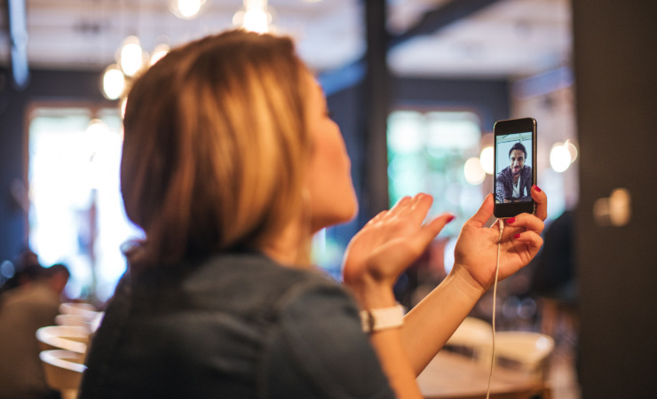 Amore ai tempi della tecnologia: come cambia l’intimità tra schermi e realtà