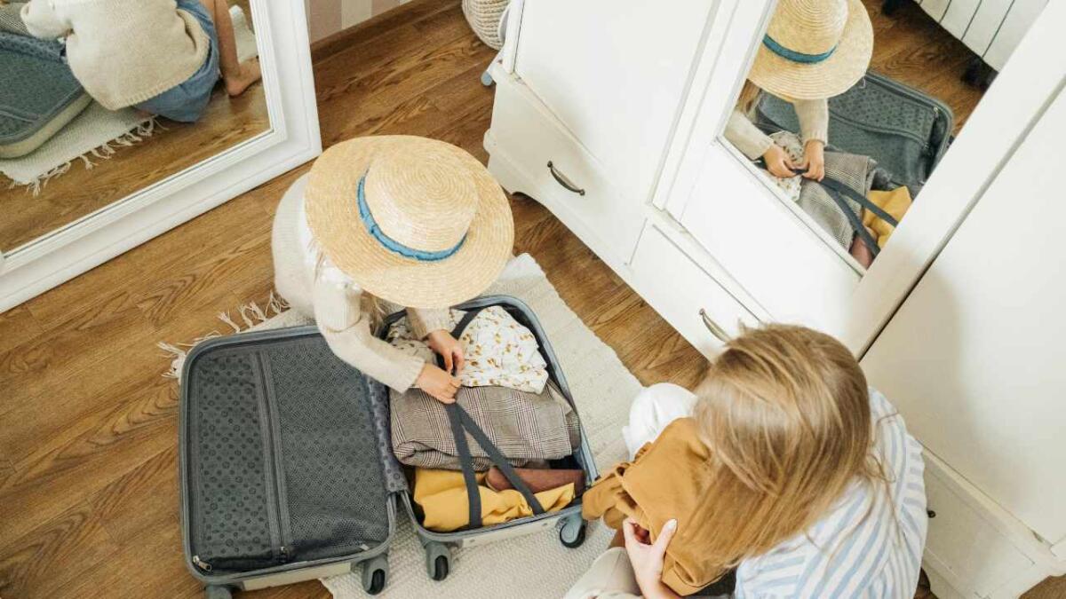 Borgo gioiello per mamma e figlio: è da visitare in autunno e si resta a bocca aperta dall'emozione - Mamma e figlia che preparano la valigia per il viaggio  (Pexels Foto) - guidamamme.it
