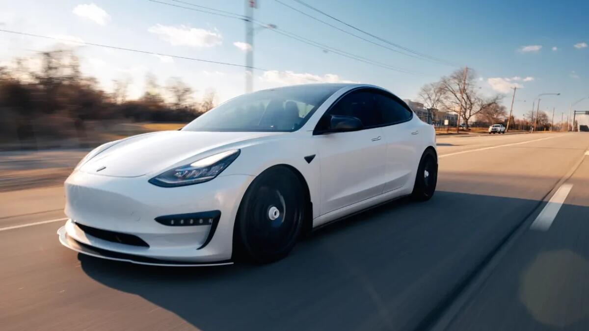 Tesla sfida Musk con un piano da 1 trinlione di dollari: riuscirà a raggiungere gli obiettivi impossibili? - 