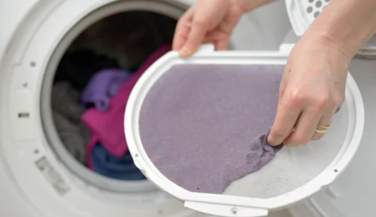 Filtro asciugatrice: tutte commettono questo grave errore, si danneggia inevitabilmente se lo fai - Filtro dell'asciugatrice (Depositphotos foto) - www.guidamamme.it