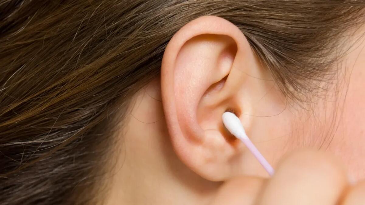 Perché ci piace così tanto usare i cotton fioc nelle orecchie nonostante sia rischioso? Ce lo dice la scienza - 