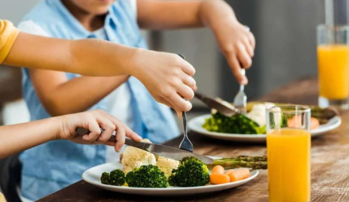 Come far mangiare le verdure ai bambini? - Bambini mangiano verdure (Depositphotos foto) - www.guidamamme.it