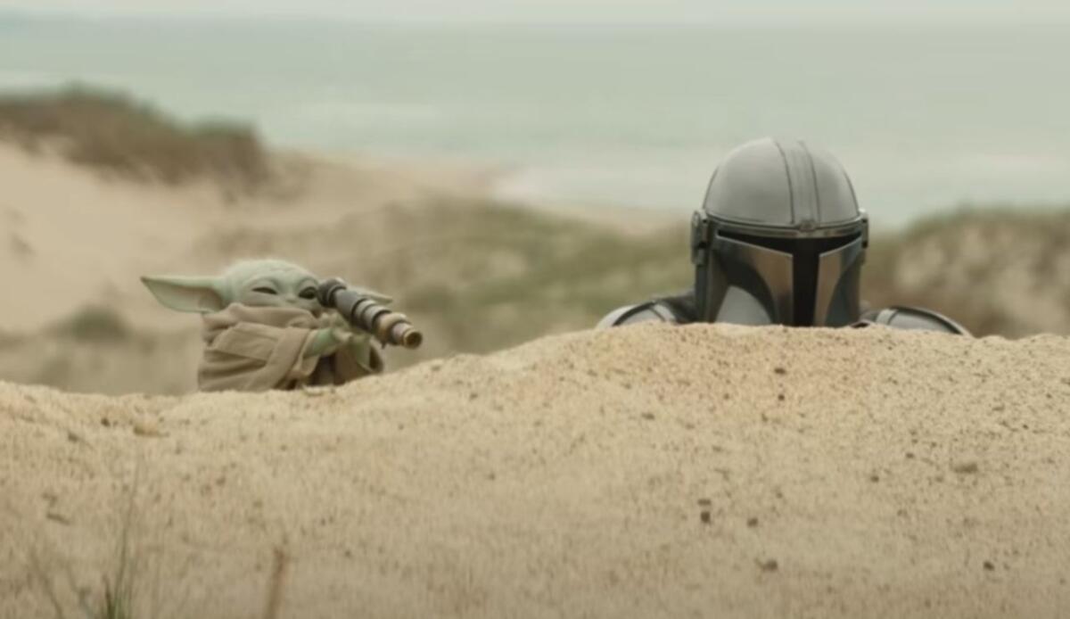 The Mandalorian & Grogu: ecco il primo trailer del film! - Grogu e Mando nel trailer (starwars - youtube screenshot) - www.insolenzadir2d2.it