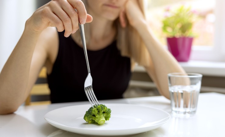 Disturbi Alimentari come capire se tuo figlio ne soffre (Canva foto) - www.guidamamme.it