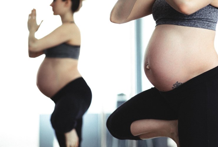 Mamma che si allena per evitare le smagliature (Pixabay Foto) - guidamamme.it