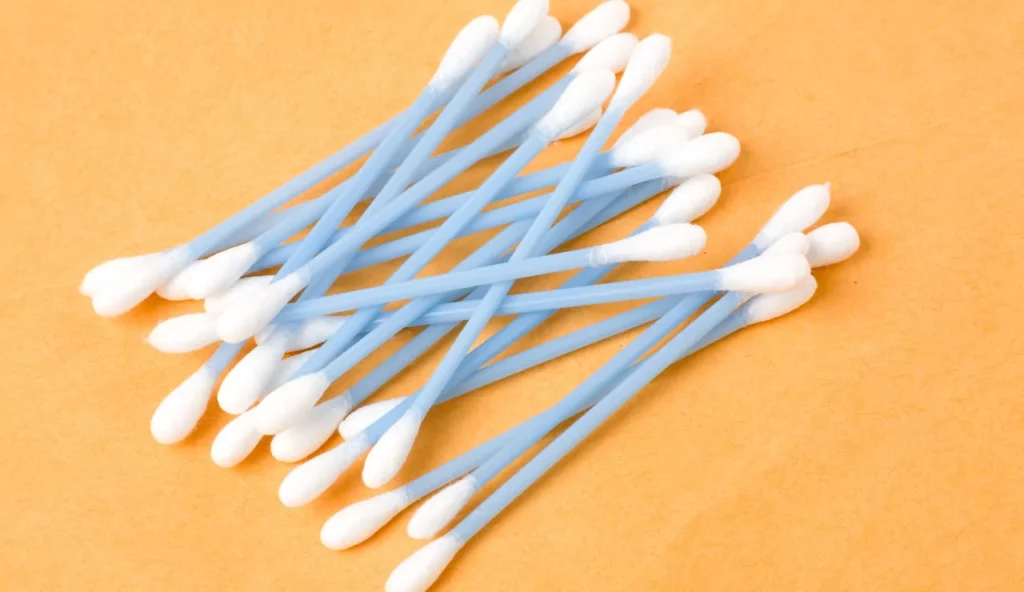 Perché ci piace così tanto usare i cotton fioc nelle orecchie nonostante sia rischioso? Ce lo dice la scienza