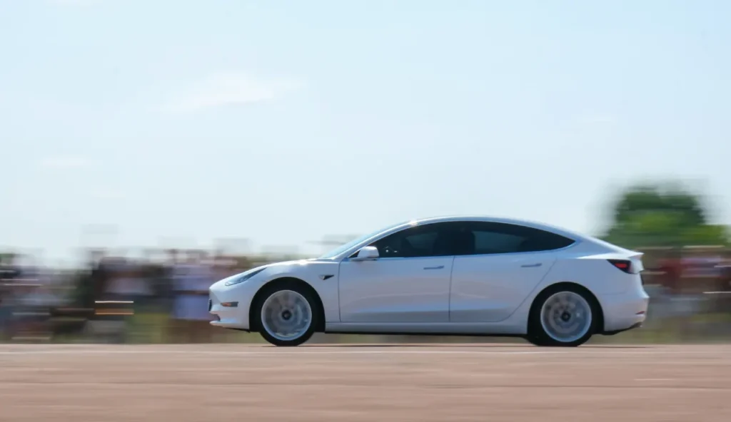 Tesla sfida Musk con un piano da 1 trinlione di dollari: riuscirà a raggiungere gli obiettivi impossibili?