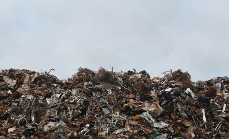 Come la fast fashion del mondo ricco pesa sull'Africa: la nuova legge francese nel mirino dei brand