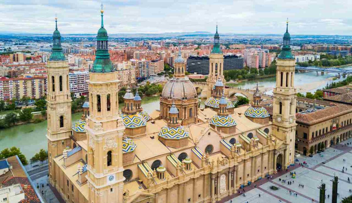 "El Alma del Ebro": la scultura di lettere che incanta Zaragoza, tra luce, arte e fiume - 