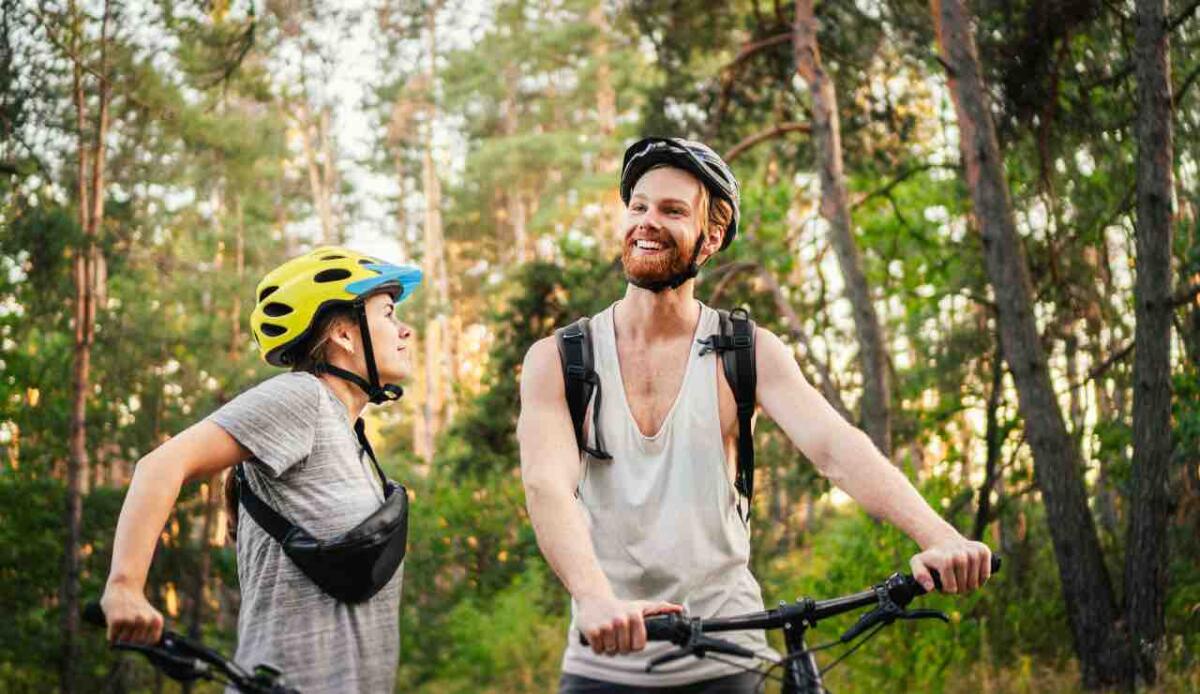 Week end in bici: questo è il miglior percorso autunnale da fare al mare, la Romagna si conferma al primo posto - Weekend in bici (Canva) - guidamamme.it
