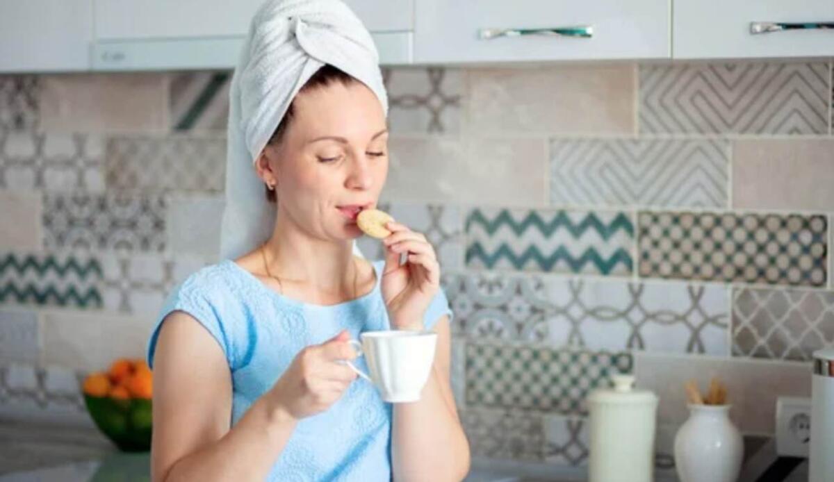 Colazione ricca senza ingrassare: fai questi biscotti con soli 3 ingredienti - Donna fa colazione con biscotti (Depositphotos foto) - www.guidamamme.it