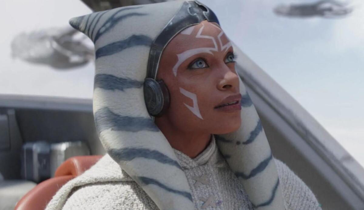 Rosario Dawson anticipa un'Ahsoka più serena nella seconda stagione - Ahsoka nella prima stagione (youtube screenshot) - www.insolenzadir2d2.it