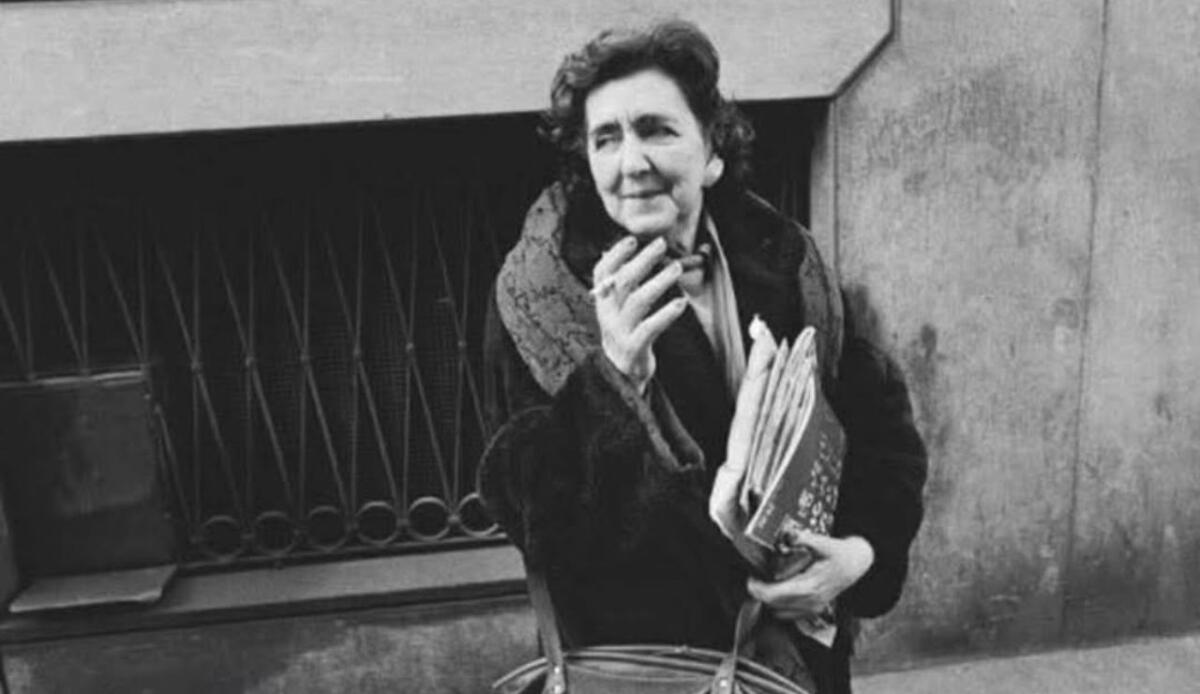 Alda Merini: biografia e aforismi sull’amore, la follia e la poesia - (Immagine condivisa dal profilo Instagram @aldameriniofficial foto) - www.aforismicitazioni.it