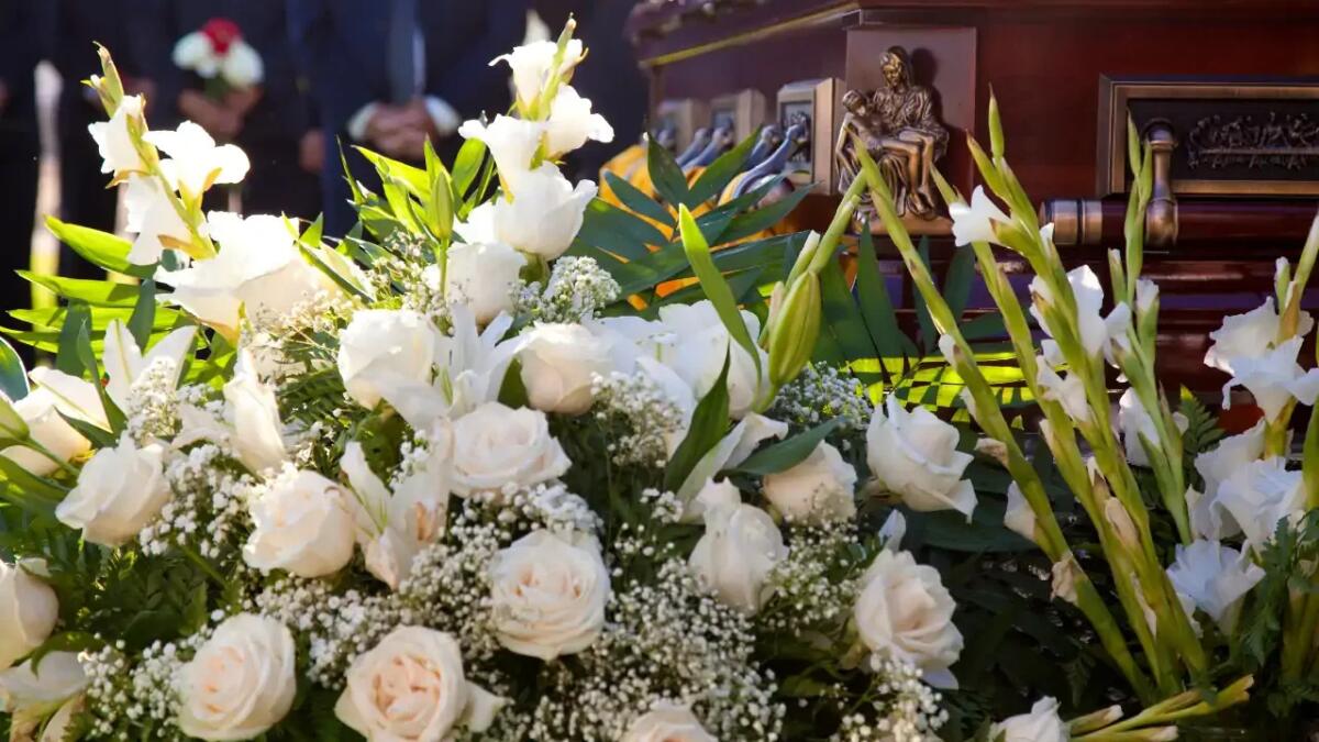 Perché i funerali britannici durante la Seconda guerra mondiale avevano bandiere naziste? - 