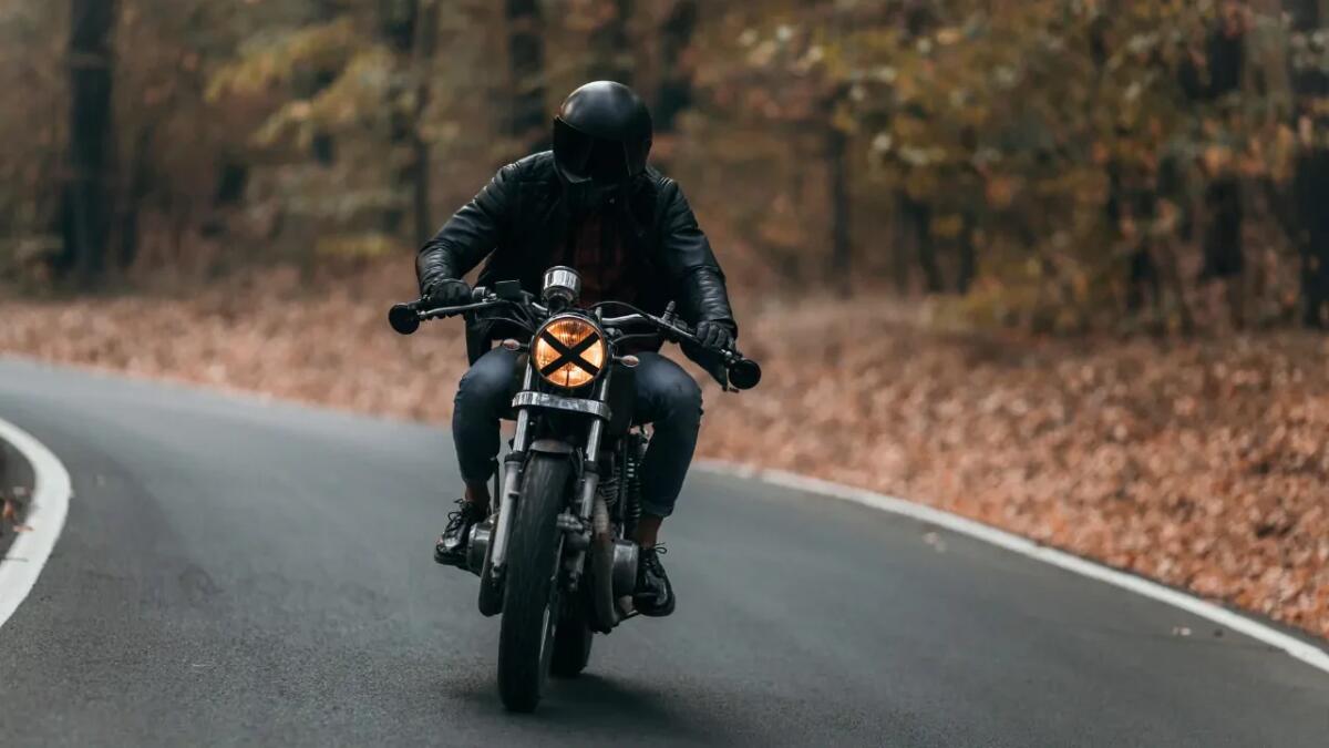 Perché i motociclisti ti fanno quel segnale con il casco? - 