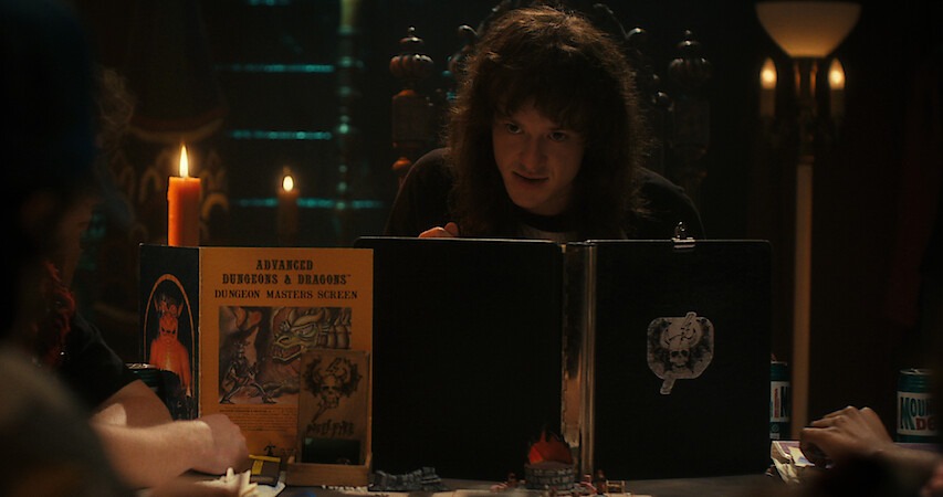 Eddie gioca a DnD con gli altri protagonisti di Stranger Things 4.