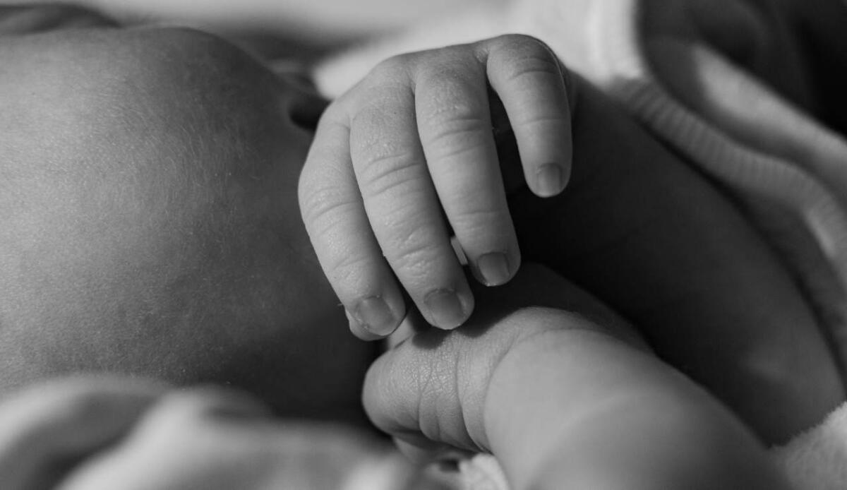 Come capire se il neonato ha fame o sonno: i segnali da cogliere - 