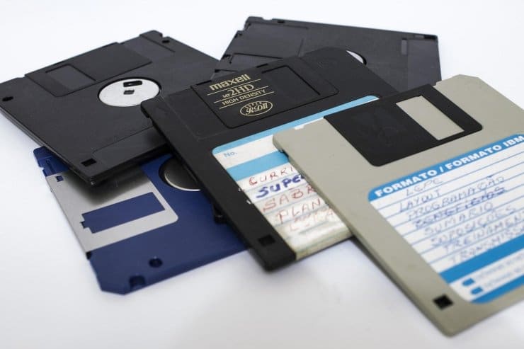 Illustrazione di alcuni floppy disk di diversi colori (Pixabay FOTO) - www.findbest.it