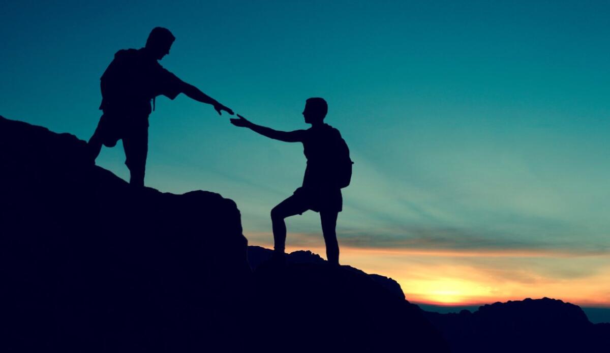 Frasi per chi non chiede mai aiuto: dediche per le persone forti in silenzio