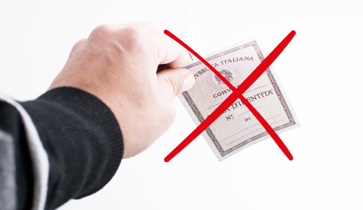 Carta d'identità cartacea: dal 3 agosto stop all'espatrio, valida in Italia fino al 2027 - Canva