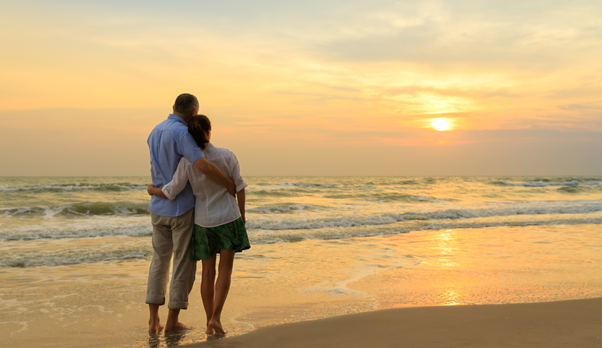 Frasi per un anniversario d'amore ad agosto: dediche d'estate - Canva