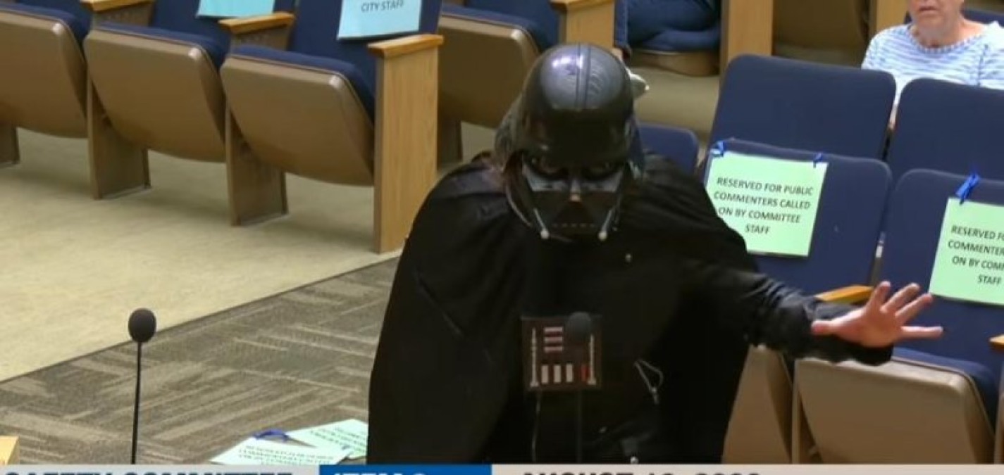 Uomo si presenta in Consiglio comunale vestito da Darth Vader (VIDEO)  - UPI