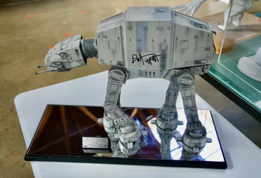 Un AT-AT tra i cimeli in vendita per la chiusura del Tippett Studio